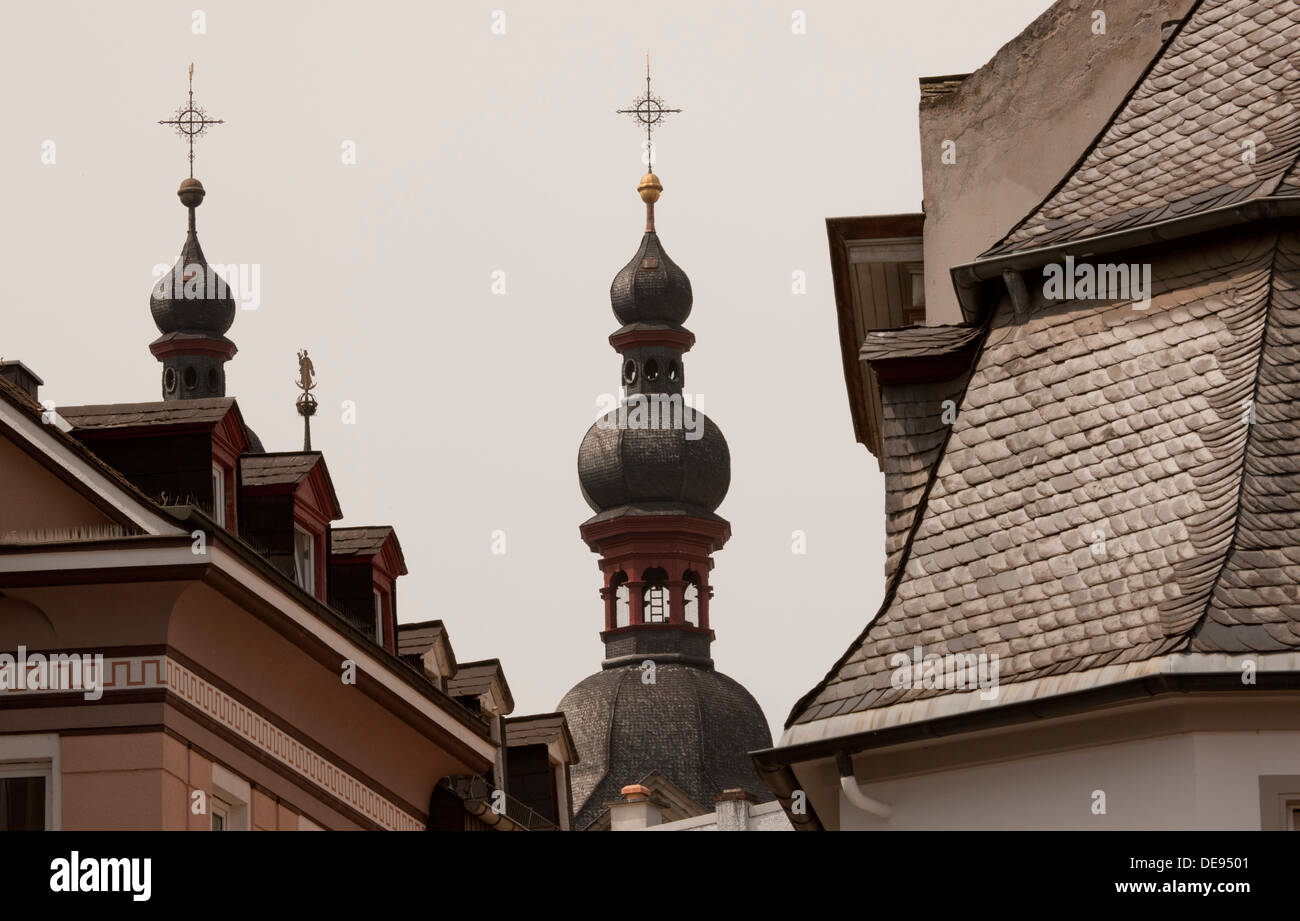 Detalle arquitectónico de tejados, incluyendo la cruz coronado torres de la Iglesia de Nuestra Señora; Koblenz, Alemania. Foto de stock