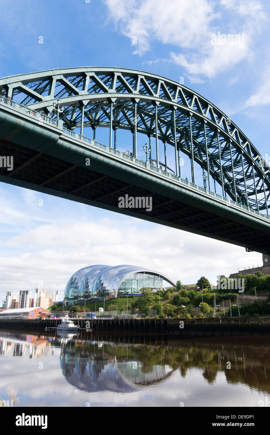 Tyne Bridge Concert Hall con Sage Gateshead, noreste de Inglaterra, Reino Unido. Foto de stock