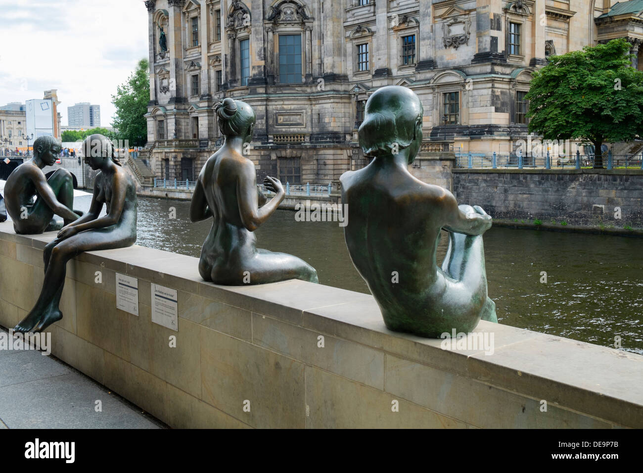 Estatuas de bronce, tres niñas y un niño' junto al río Spree en Berlín Mitte Alemania Foto de stock