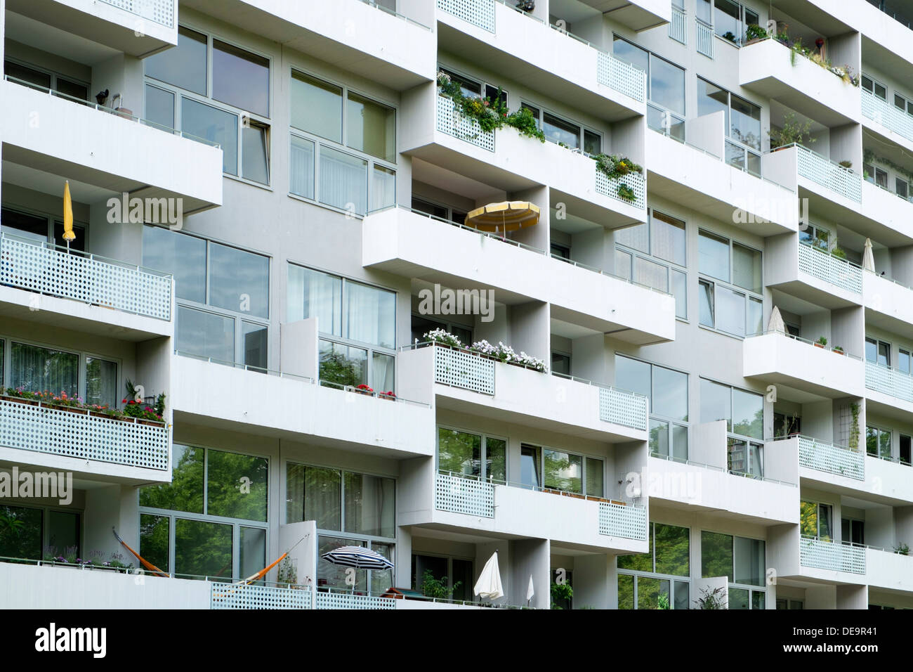 Edificio de apartamentos en Klopstockstrasse 14-18 en urbanización modernista Hansaviertel en Berlín, Alemania Foto de stock