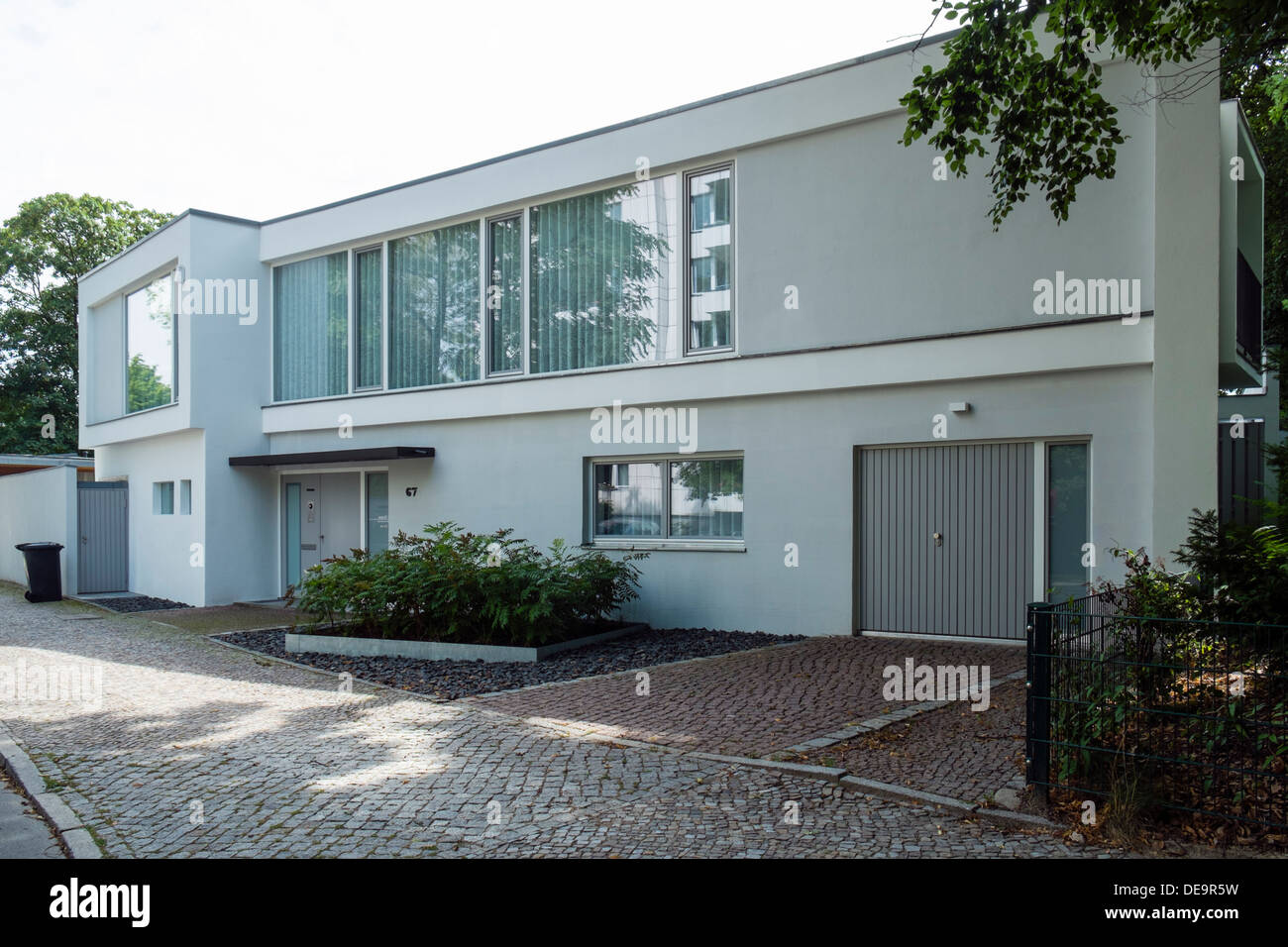 Casa unifamiliar en Handelallee en urbanización modernista Hansaviertel en Berlín, Alemania Foto de stock