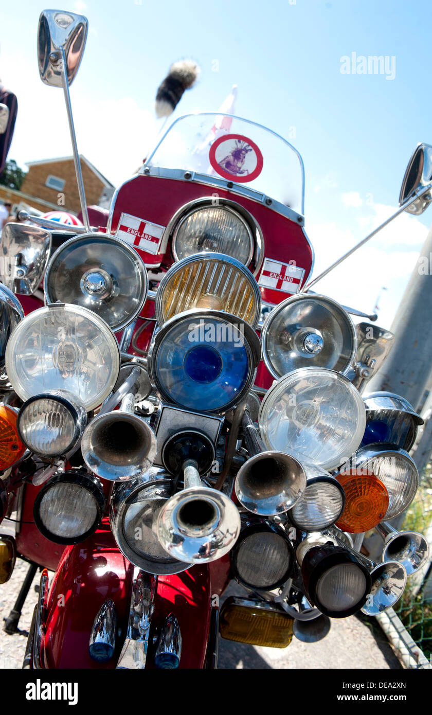 Un scooter de mods con varias lámparas y faros en la parte delantera estrecha arriba Foto de stock