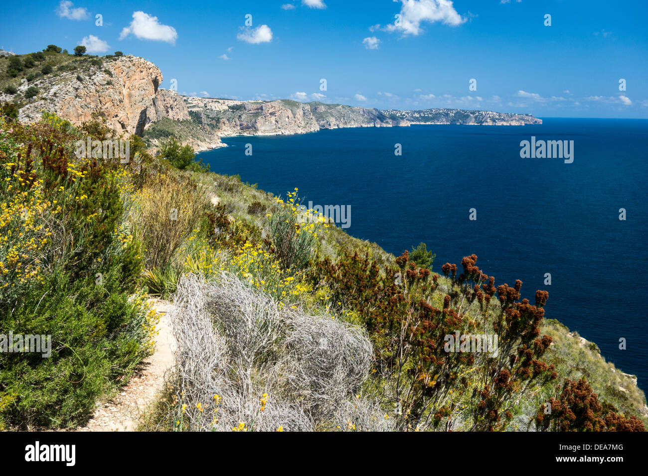 Moraira, Costa Blanca, Alicante. Vistas de la costa en verano mirando al norte del Cap d'Or Foto de stock