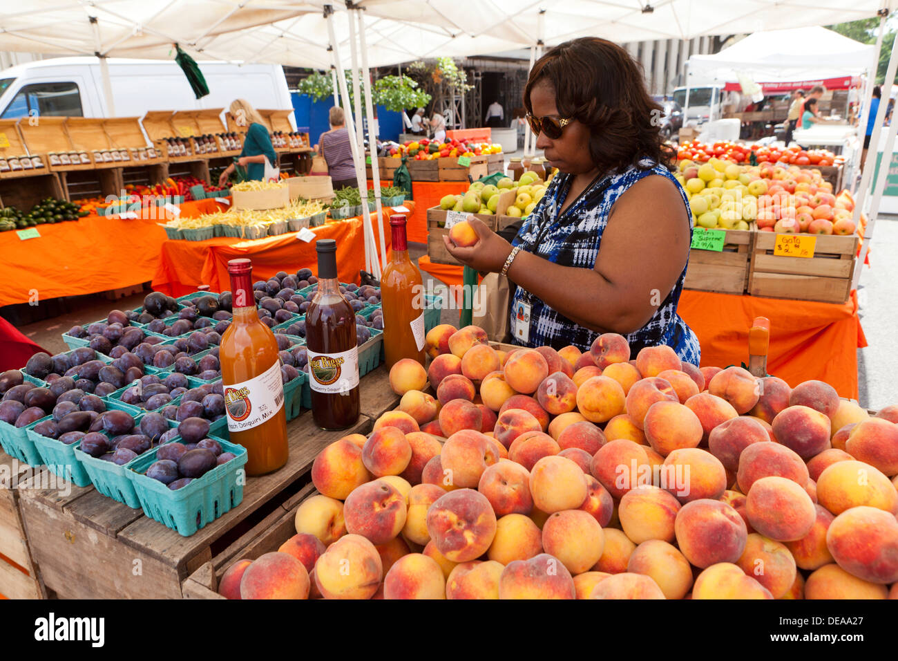 Mujer comprar frutas frescas en un mercado de agricultores - Washington, DC, EE.UU. Foto de stock