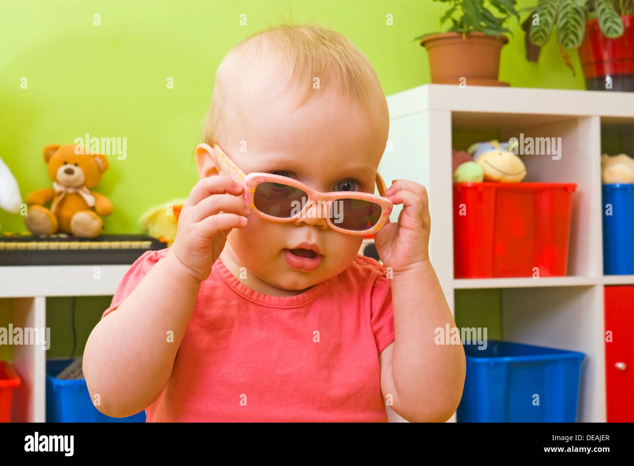 Bebés gafas de sol fotografías e imágenes de alta resolución - Alamy