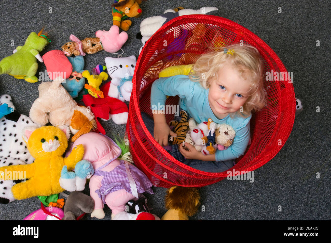 Niña de 3 años, con juguetes Fotografía de stock - Alamy