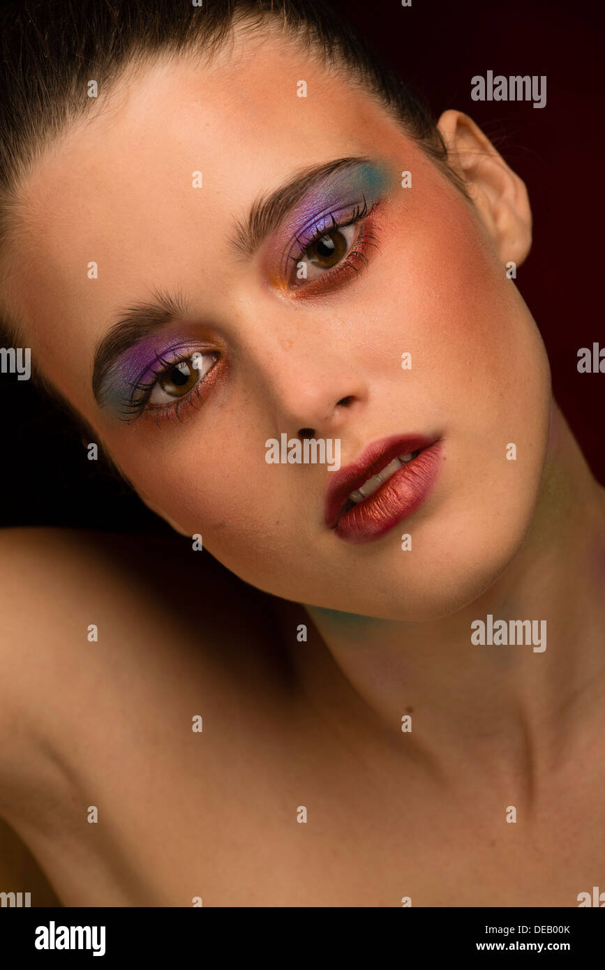 Un chico de 17 años delgado modelo Caucasiano chica con maquillaje  dramático en studio UK Fotografía de stock - Alamy