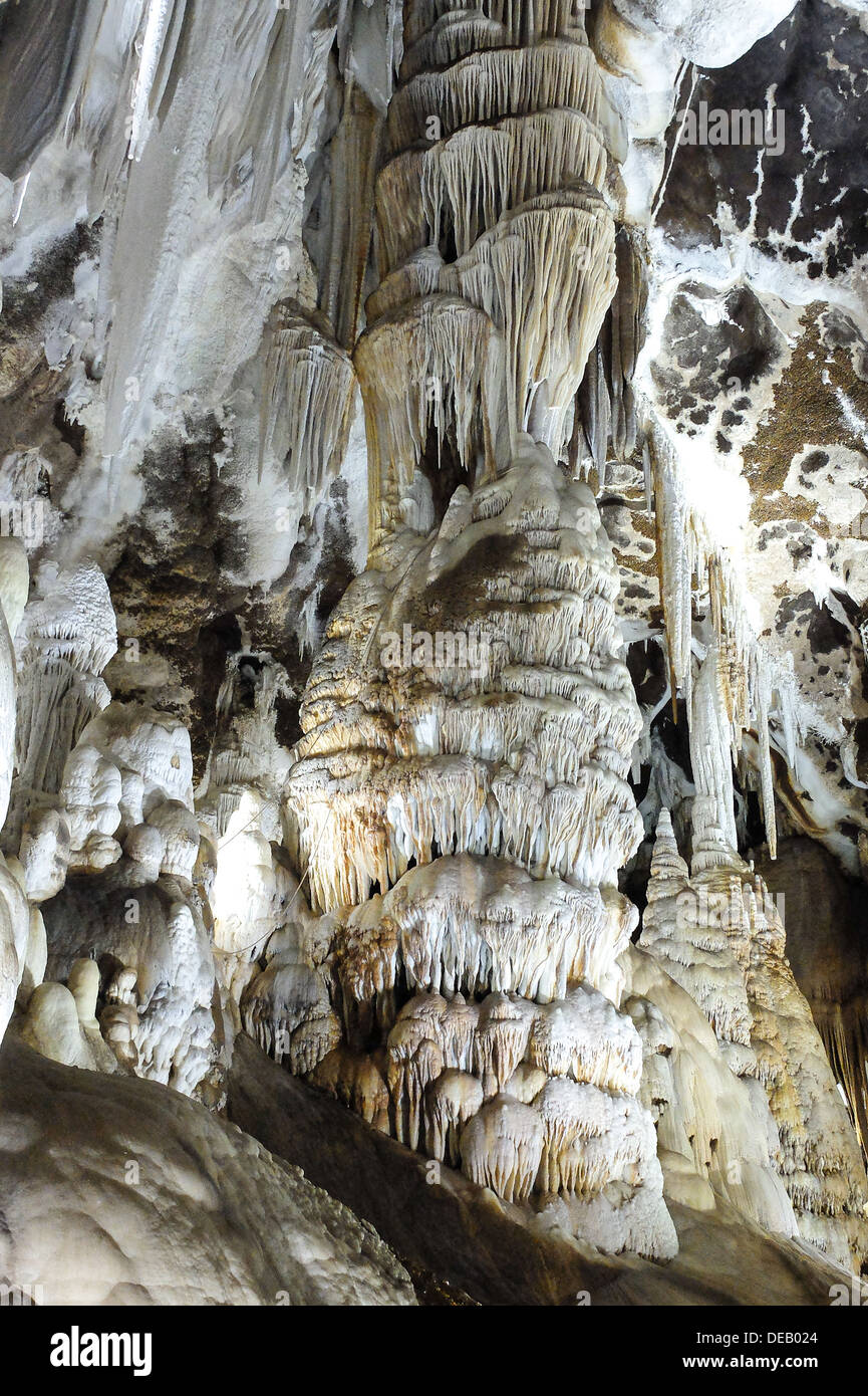 Uno del mundo mayor concreción natural dentro de la cueva de Santa Bárbara, en Cerdeña, Italia Foto de stock