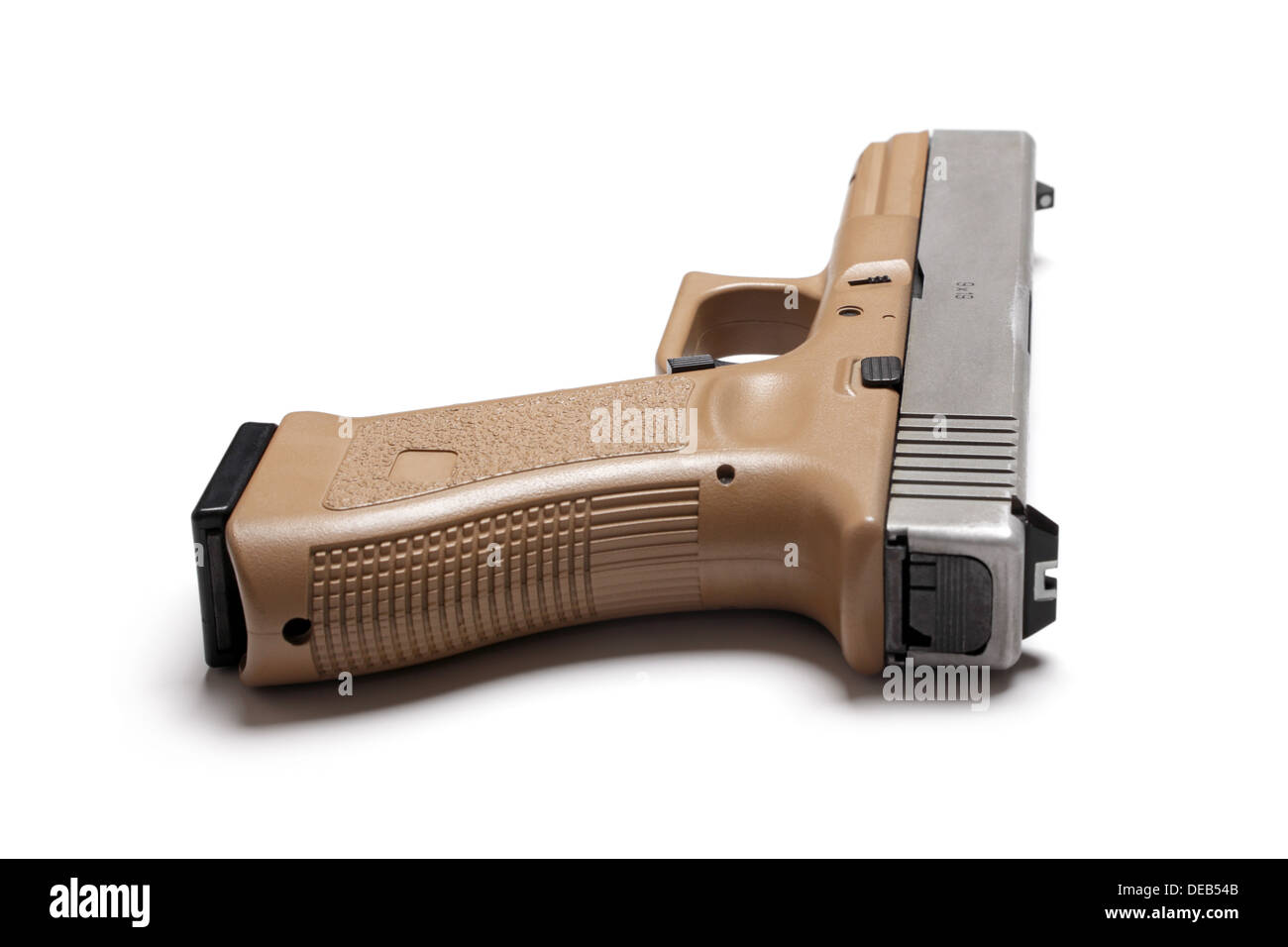 Glock 17 semi auto 9mm color habano pistola aislado sobre un fondo blanco,  Foto de estudio Fotografía de stock - Alamy