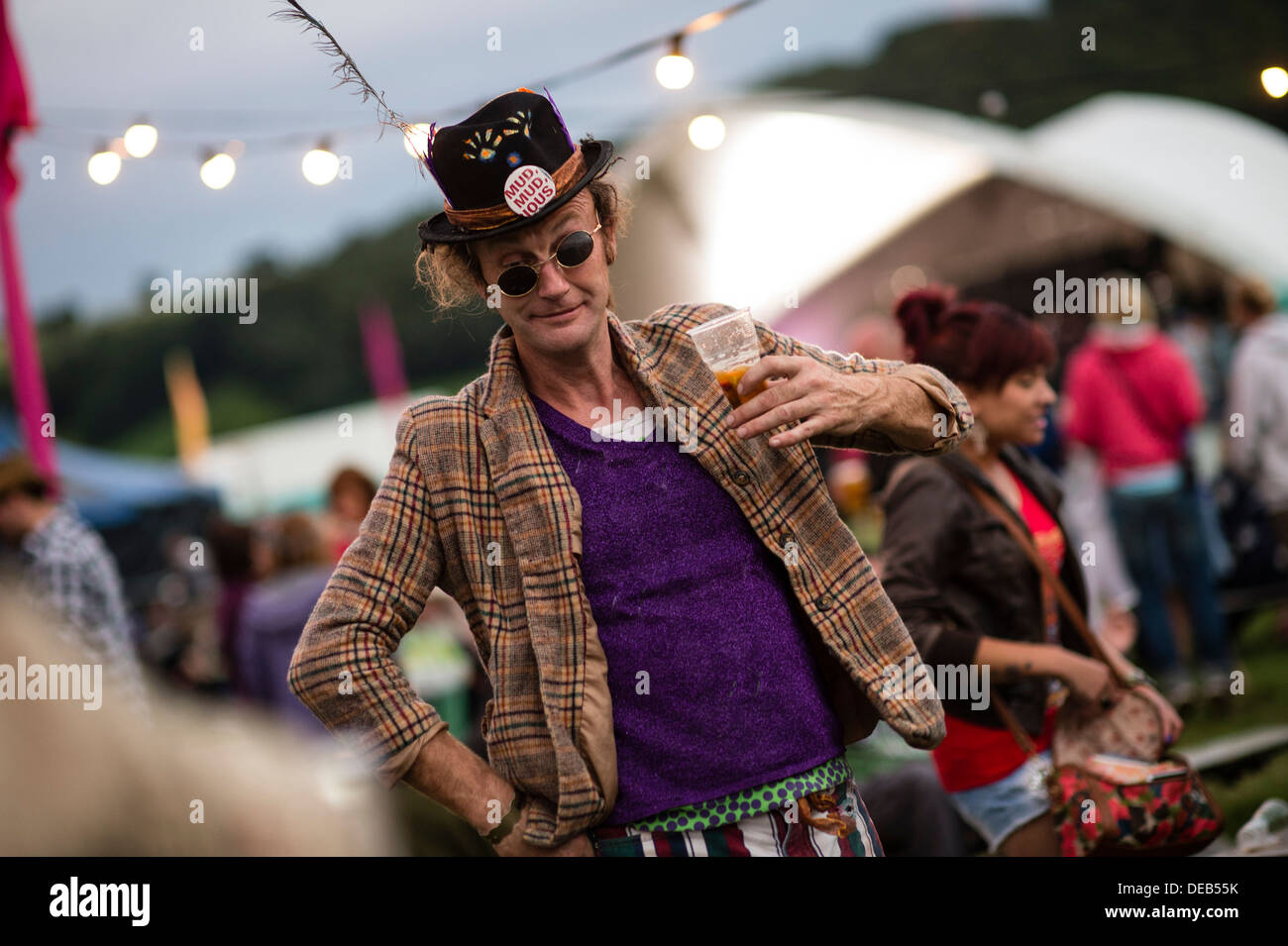 Un hombre hippy disfrutando de la música y la cerveza en el Gran Festival de Música de homenaje, Agosto Bank Holiday Weekend,m Gales UK Foto de stock