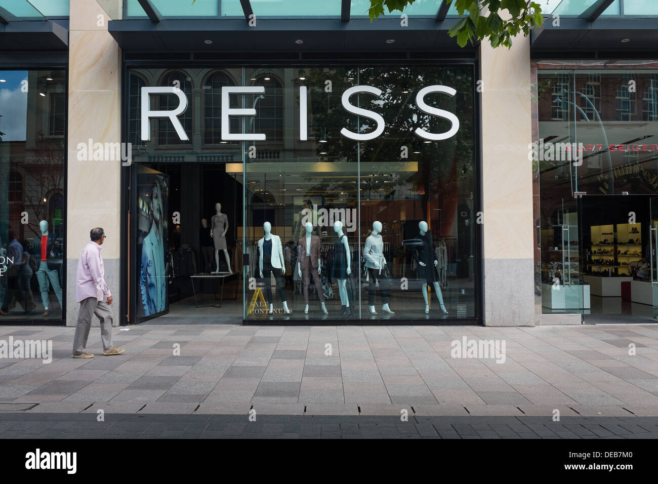 Reiss, tienda de ropa, en el centro de la ciudad de Cardiff, Gales, Reino Unido, agosto del 2013 Foto de stock