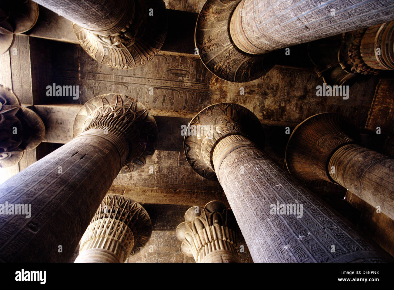 Sala hipóstila salen del templo dedicado a Khnum en Esna. Egipto Foto de stock