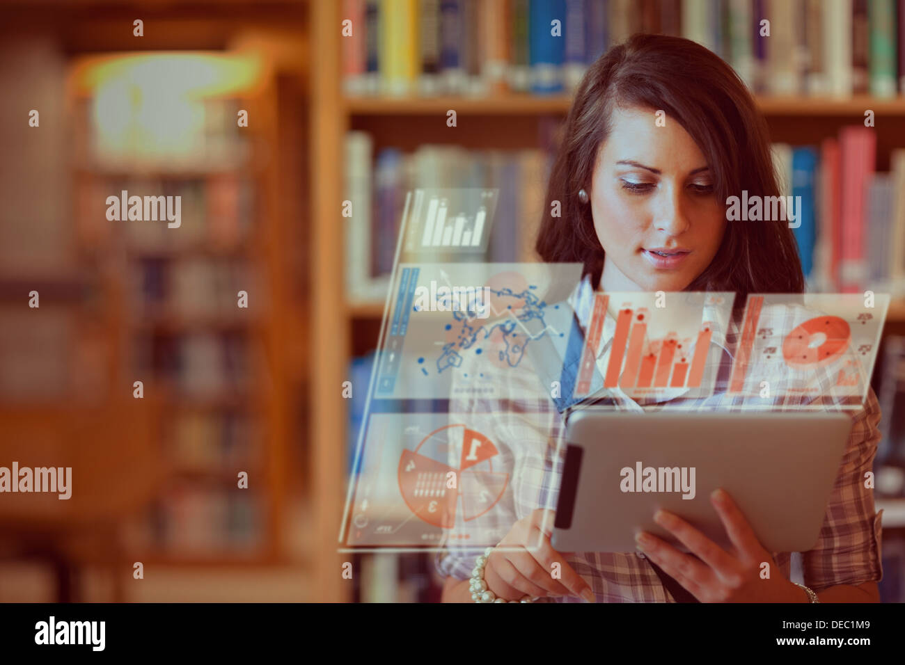 Bastante estudiante trabajando en su tablet pc futurista Foto de stock