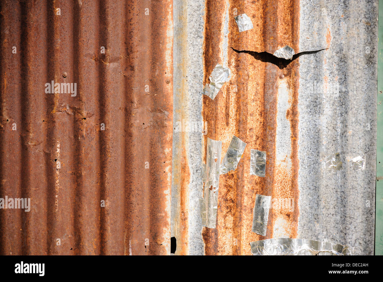 Zinc oxidado viejo muro de metal corrugado en el casco antiguo de la ciudad. Foto de stock