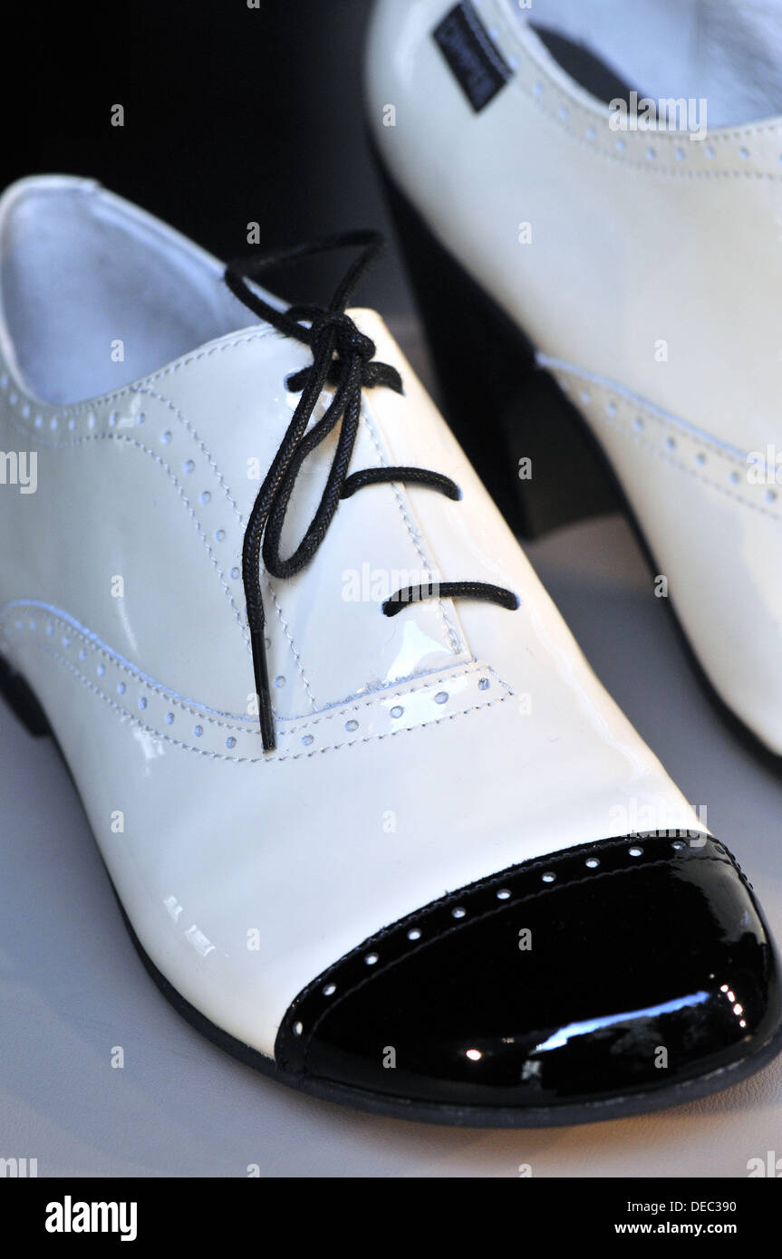El charol negro y zapatos blancos Fotografía de stock - Alamy