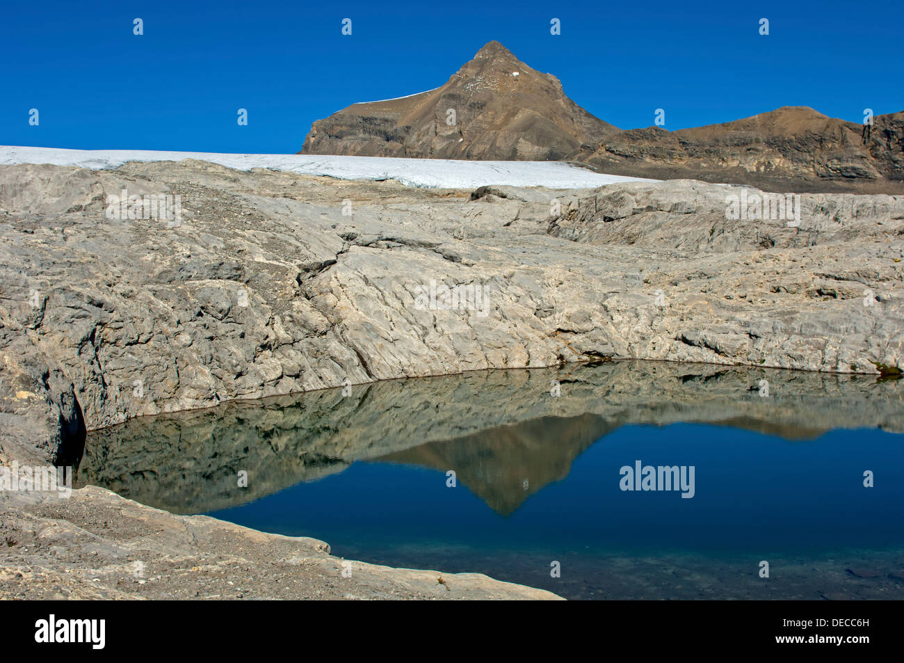 Glaciokarst con sumidero en el antiguo lecho del glaciar Glaciar Tsanfleuron Alpes Berneses, Valais, Suiza Foto de stock