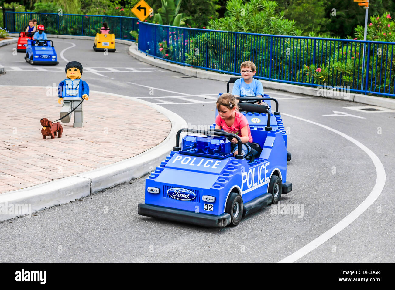 Los niños conducir vehículos en el Legoland Florida Autoescuela Foto de stock
