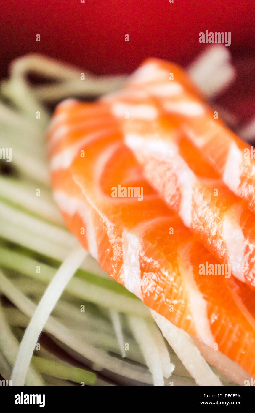 Comida japonesa, sashimi de salmón en bento box. Foto de stock