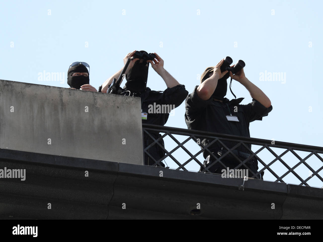 Berlín, Alemania, la policía de Berlín Scharfschuetzen sobre un techo Foto de stock