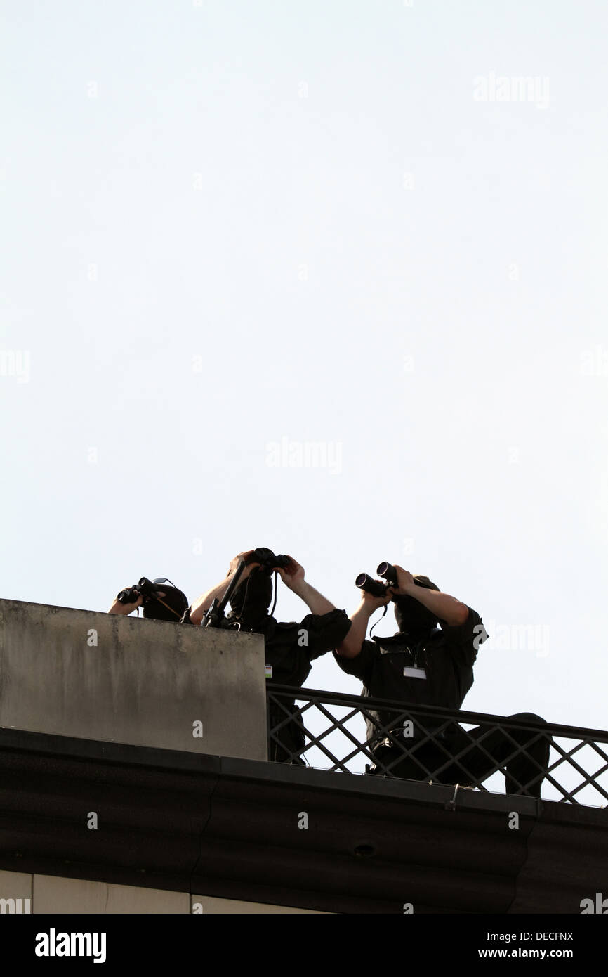 Berlín, Alemania, la policía de Berlín Scharfschuetzen sobre un techo Foto de stock