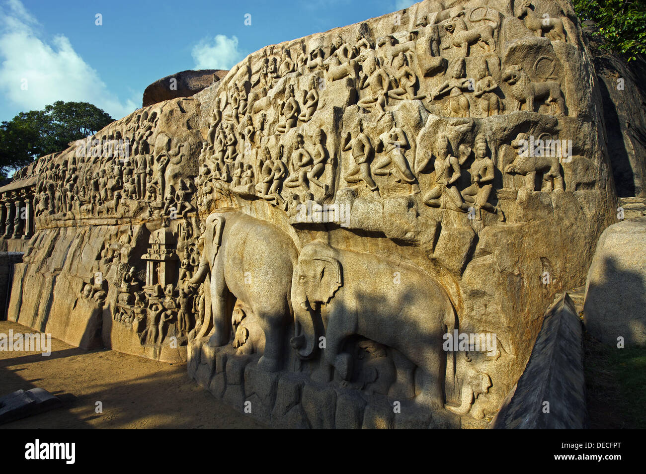Bajorrelieve monolito de Arjuna's Penance (el descenso del Ganges), Mahabalipuram (Mamallapuram). Tamil Nadu, India Foto de stock