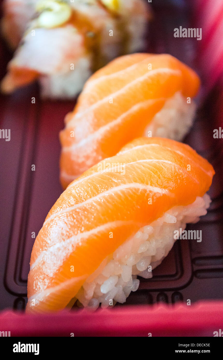 La comida japonesa, sushi de salmón en bento box. Foto de stock