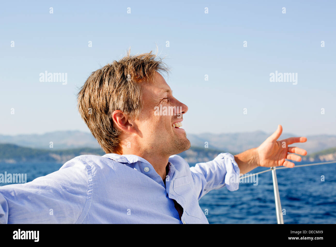 Hombre relajándose en velero Foto de stock