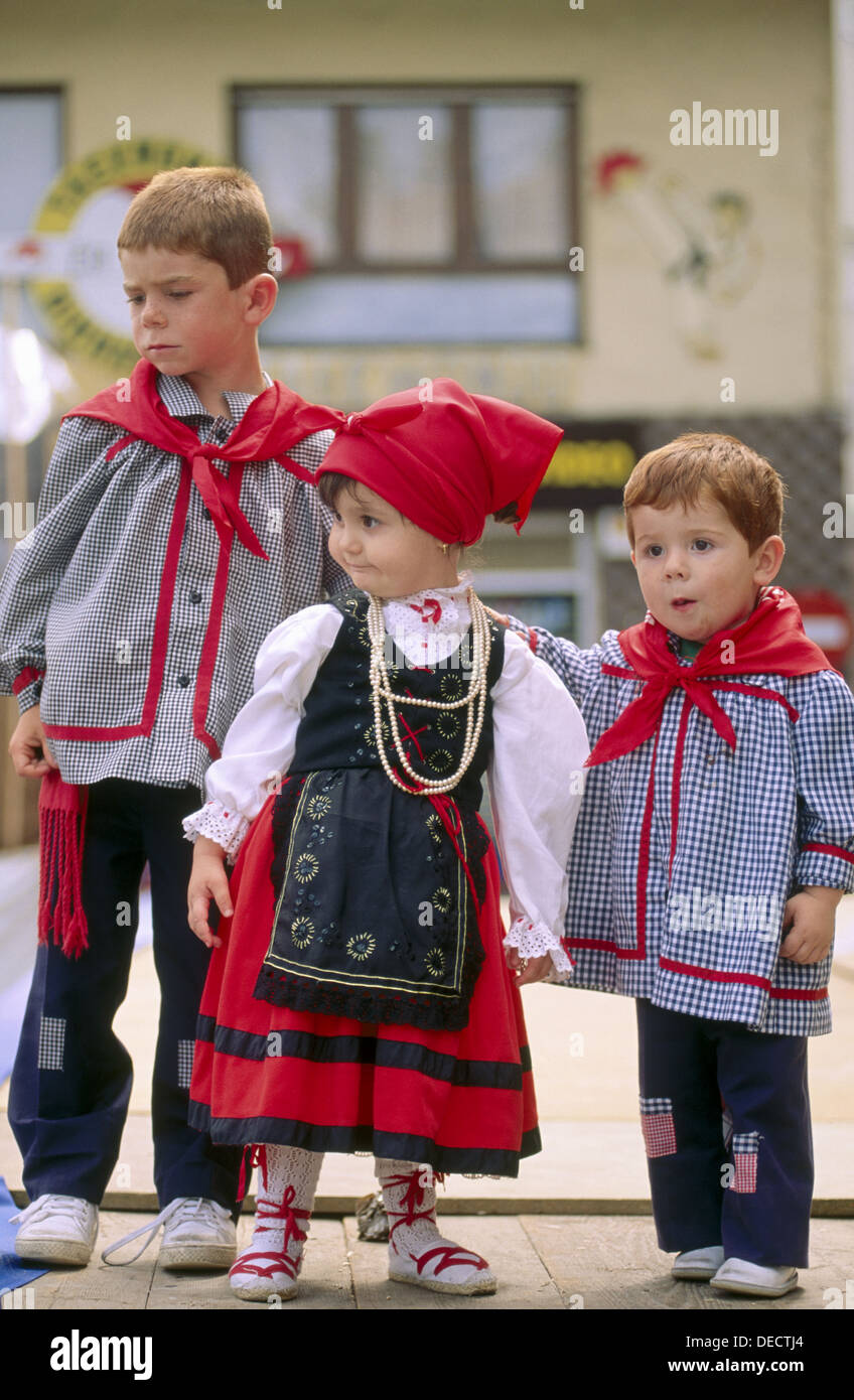 Los niños con trajes típicos. Cantabria. España de stock - Alamy