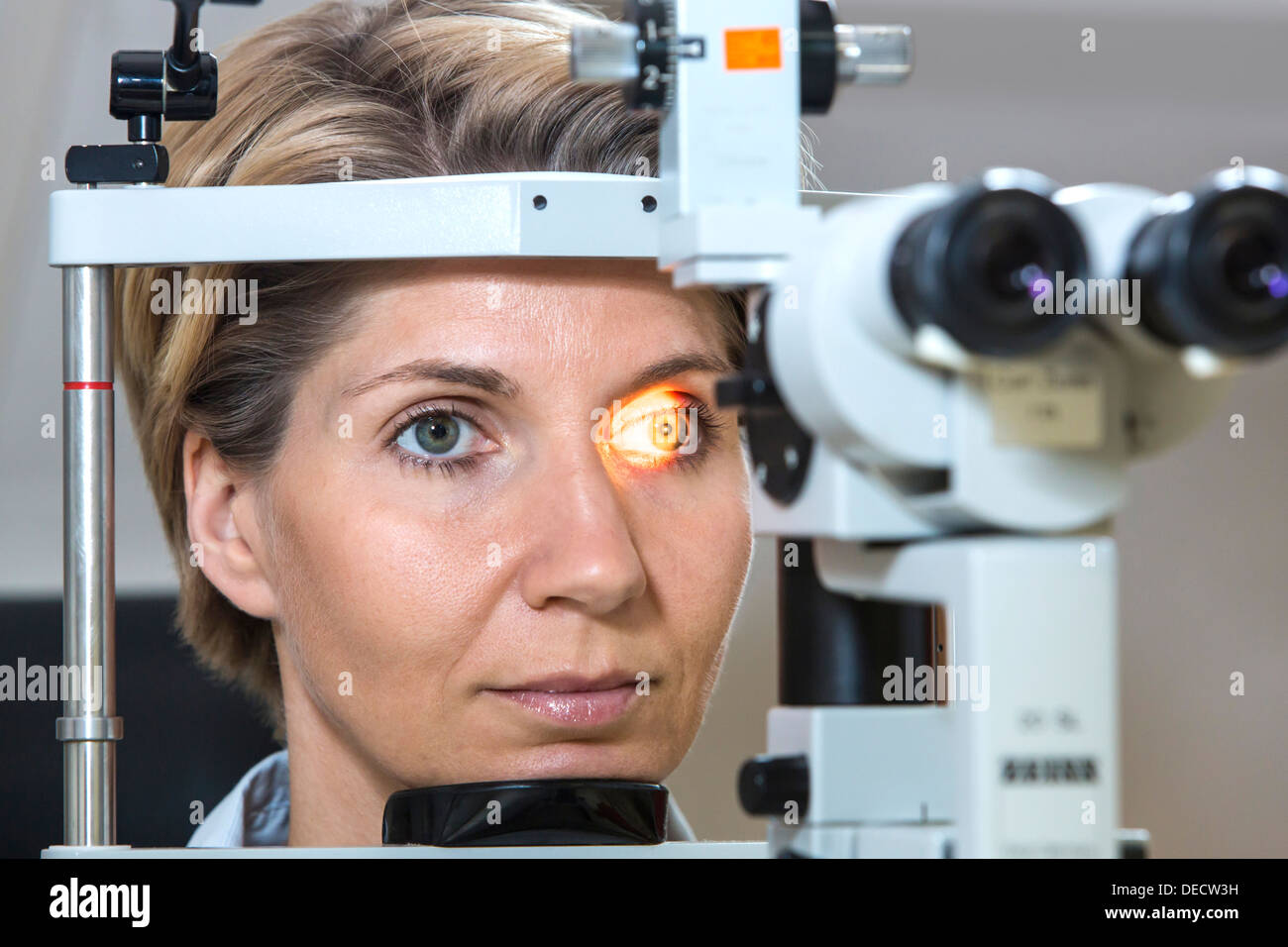 Examen de los ojos en la lámpara de hendidura Fotografía de stock - Alamy