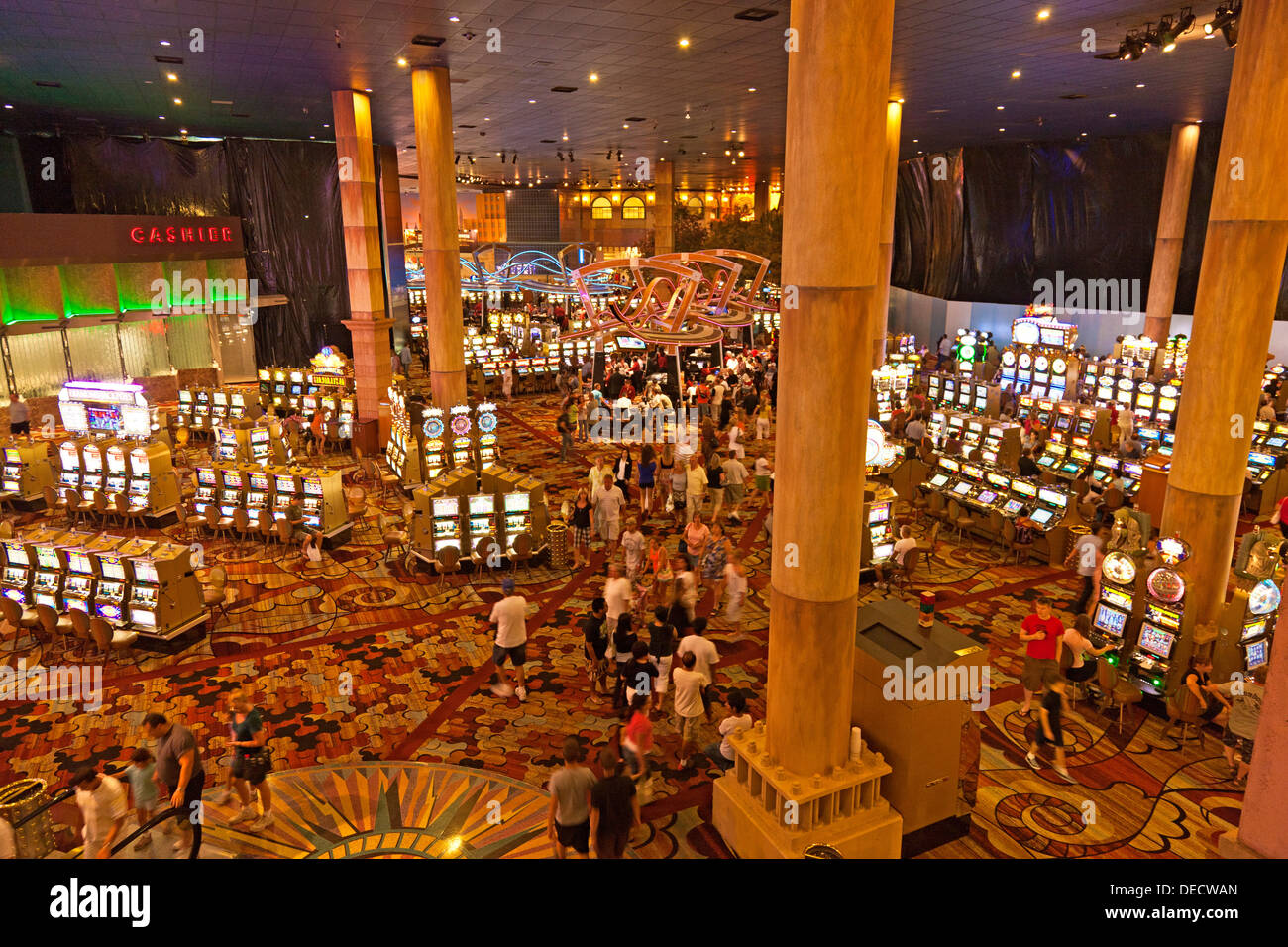 Interior de New York-New York Hotel & Casino, en Las Vegas, Nevada, EE.UU. al anochecer. JMH5415 Foto de stock