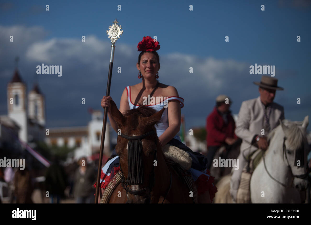 Una mujer madura posee un personal como Ella cabalga en la peregrinación al  santuario de la Virgen del Rocío, España Fotografía de stock - Alamy