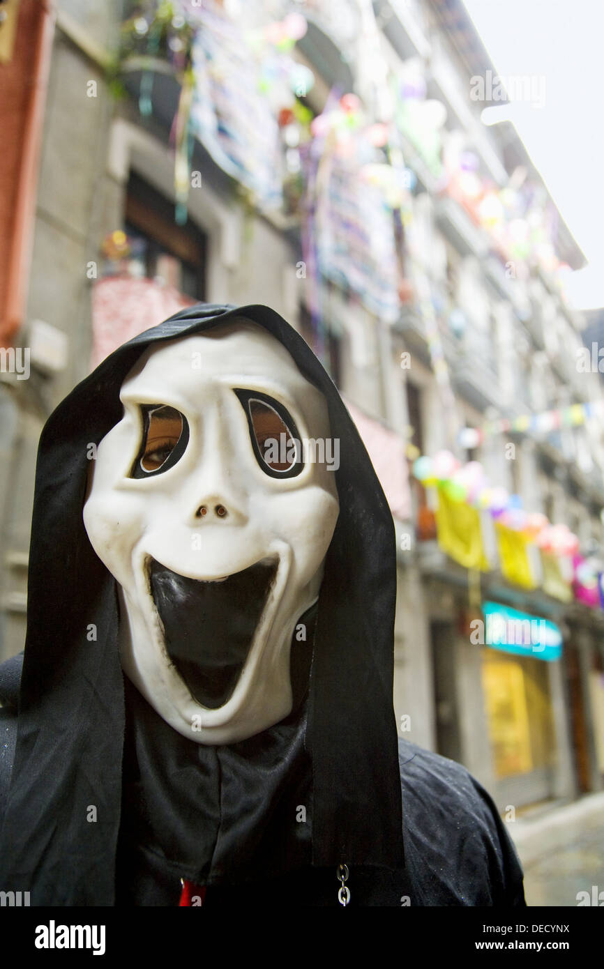 Hombres vestidos como un fantasma con una máscara de Halloween, carnaval,  Tolosa. Guipúzcoa, País Vasco, España Fotografía de stock - Alamy