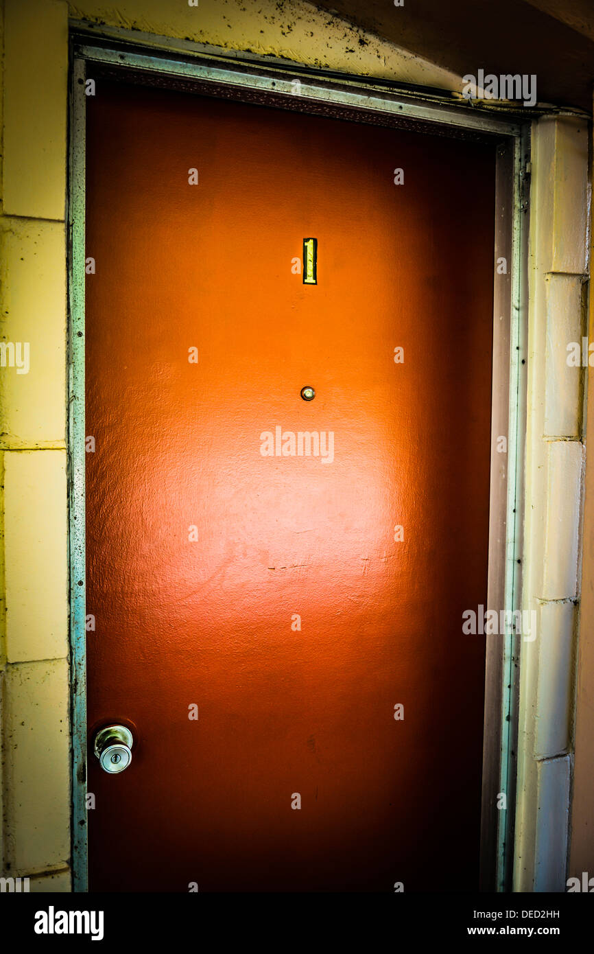 Un hotel de madera Funky misteriosamente la puerta número uno con agujero Foto de stock