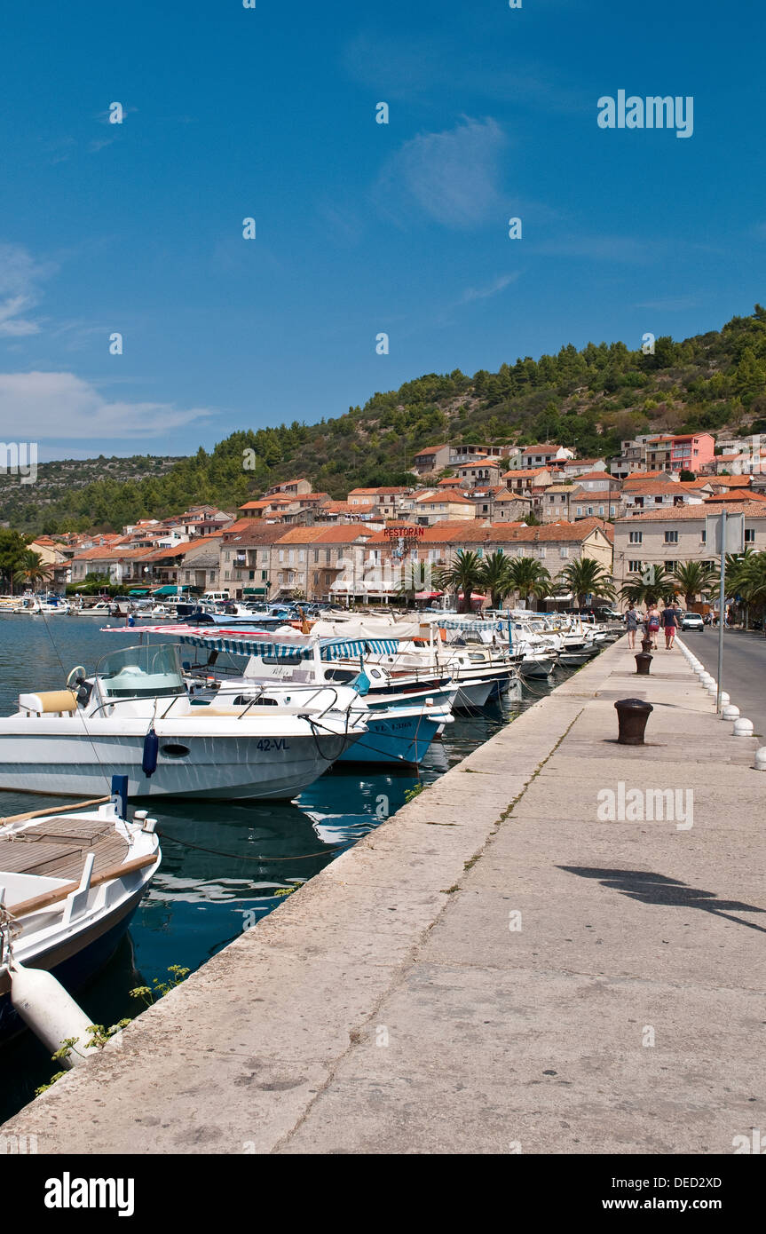 Puerto con barcos amarrados, Vela Luka, en la isla de Korcula, Croacia  Fotografía de stock - Alamy