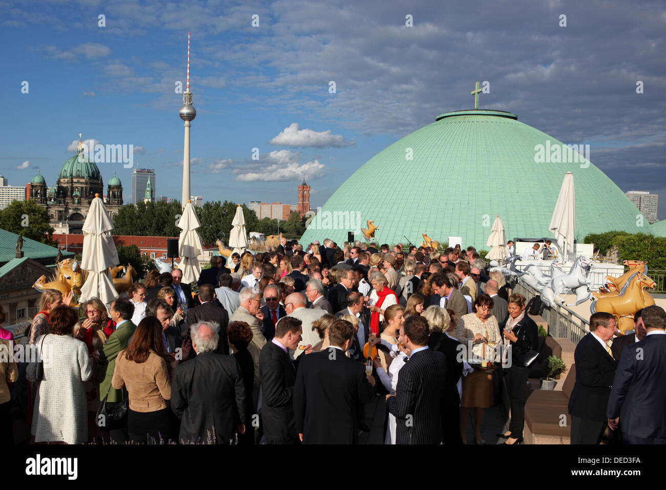 Berlín, Alemania, la gente en la terraza de la azotea del Hotel de Rome Foto de stock