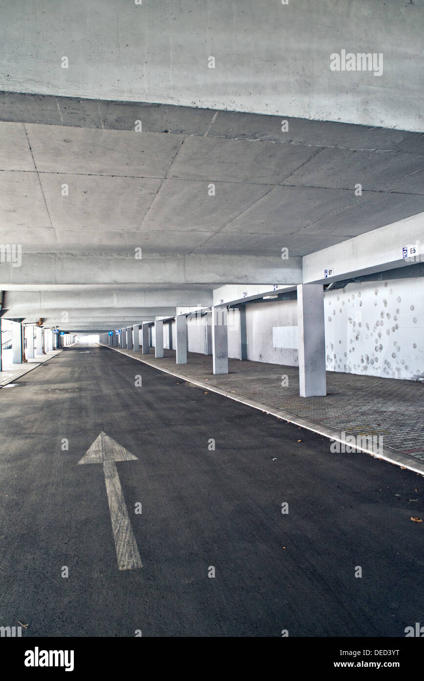 Garage público detalle de carretera con flecha como marca de dirección. Foto de stock