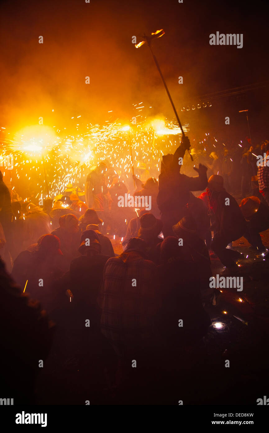 'Correfoc' el 16 de agosto y el festival tradicional catalana donde la gente vestida como demonios luz fireworks bailando en la calle, Foto de stock