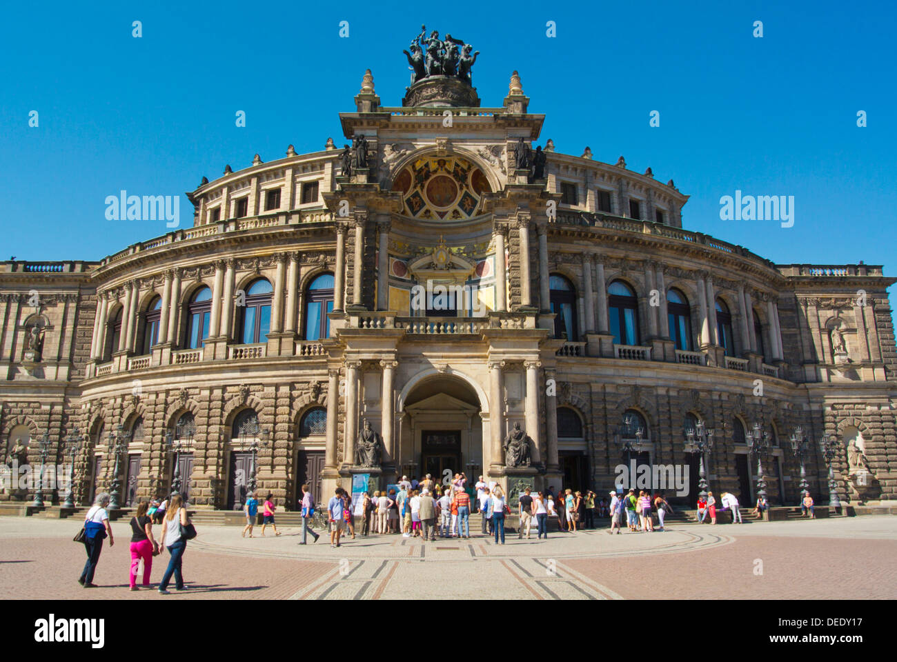 Casa de ópera Semper en Theaterplatz square Altstadt el casco antiguo de la ciudad de Dresde Sajonia Alemania oriental Europa central Foto de stock