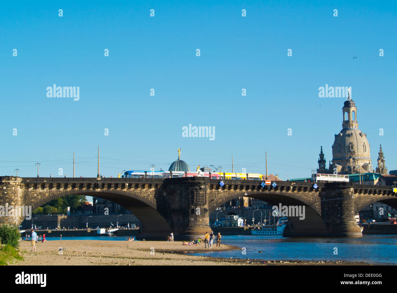 Augustusbrucke bridge y la iglesia Frauenkirche Dresden City Sajonia Alemania oriental Europa central Foto de stock
