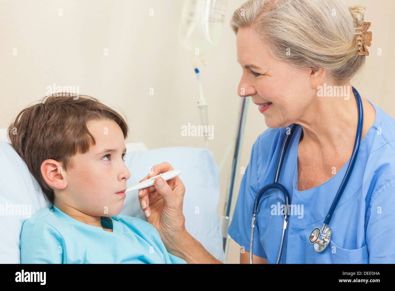 Doctora o enfermera con termómetro digital para medir la temperatura