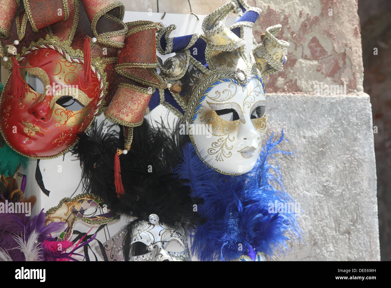 Cerca de la parte delantera de un hombre que llevaba una máscara veneciana  y el traje que representa un guerrero, el Carnaval de Venecia 2009  Fotografía de stock - Alamy