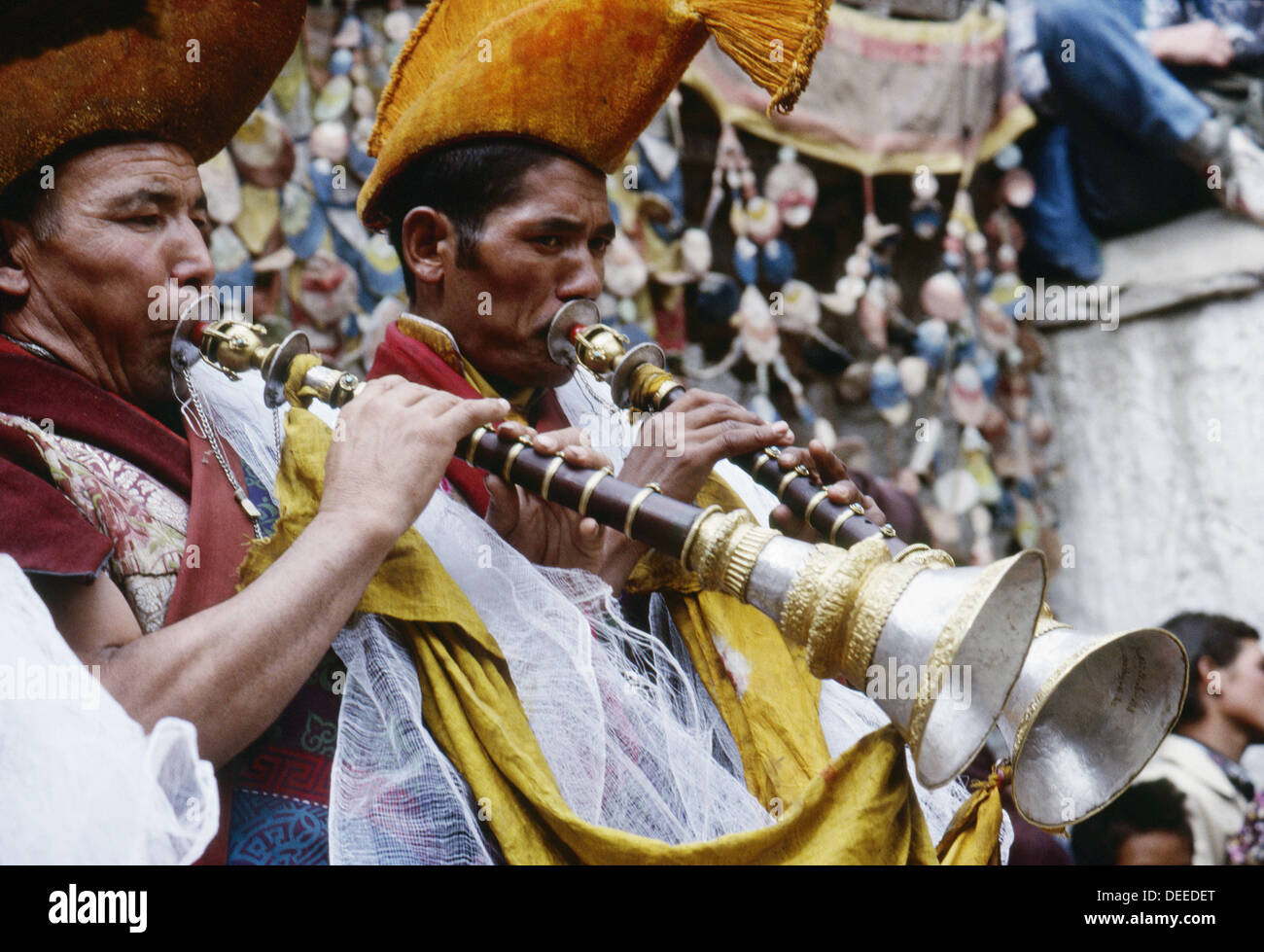Los trompetistas en el festival de la cosecha, el monasterio de Tikse, Ladakh, al noroeste de la India Foto de stock