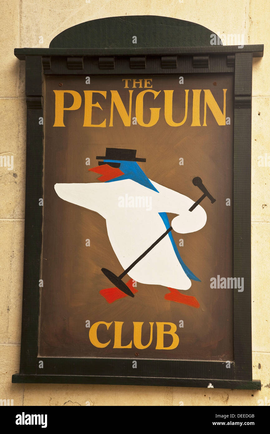 El Club Penguin, firmar en el barrio histórico, Oamaru, Otago, Nueva  Zelanda Fotografía de stock - Alamy