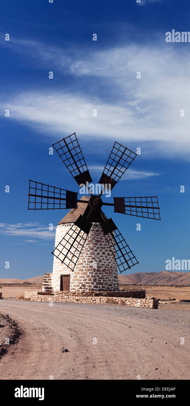 Imagen panorámica de un molino de viento, Tefia, Fuerteventura, Islas Canarias, Atlántico, Europa Foto de stock