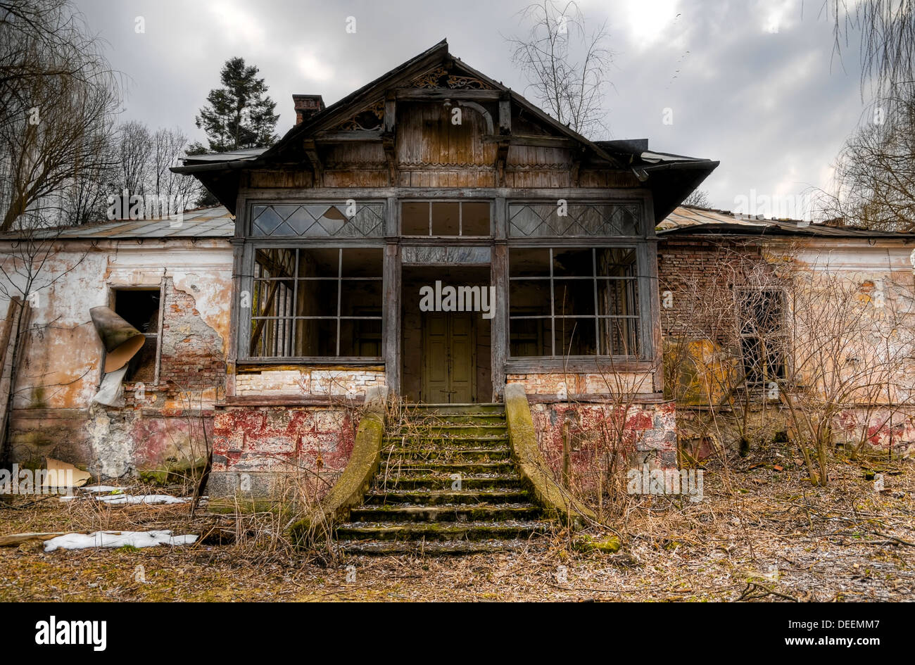 Antigua casa abandonada en Transilvania Foto de stock