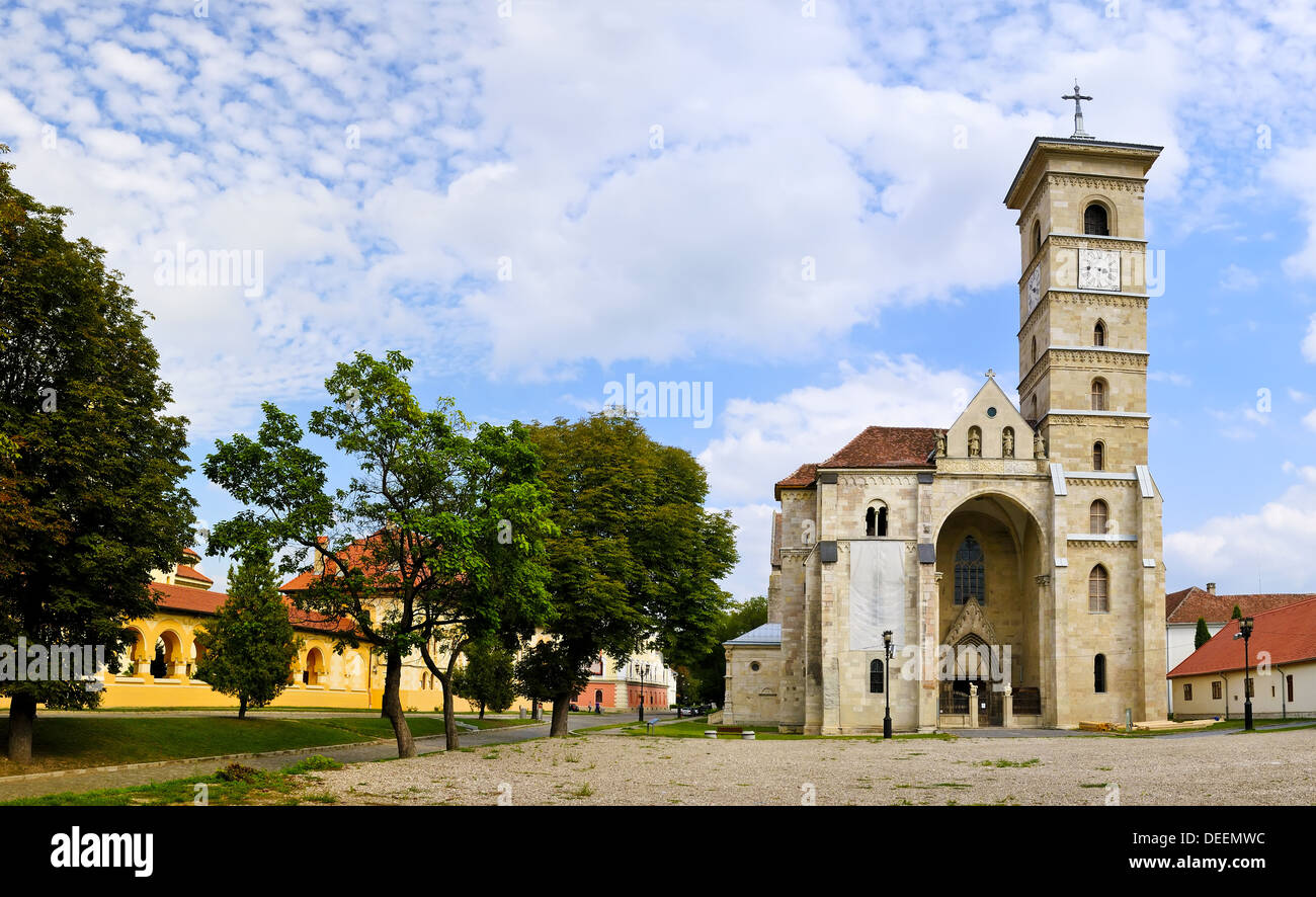 Panorama con la iglesia católica en el centro de Alba Iulia, Transilvania, Rumania Foto de stock