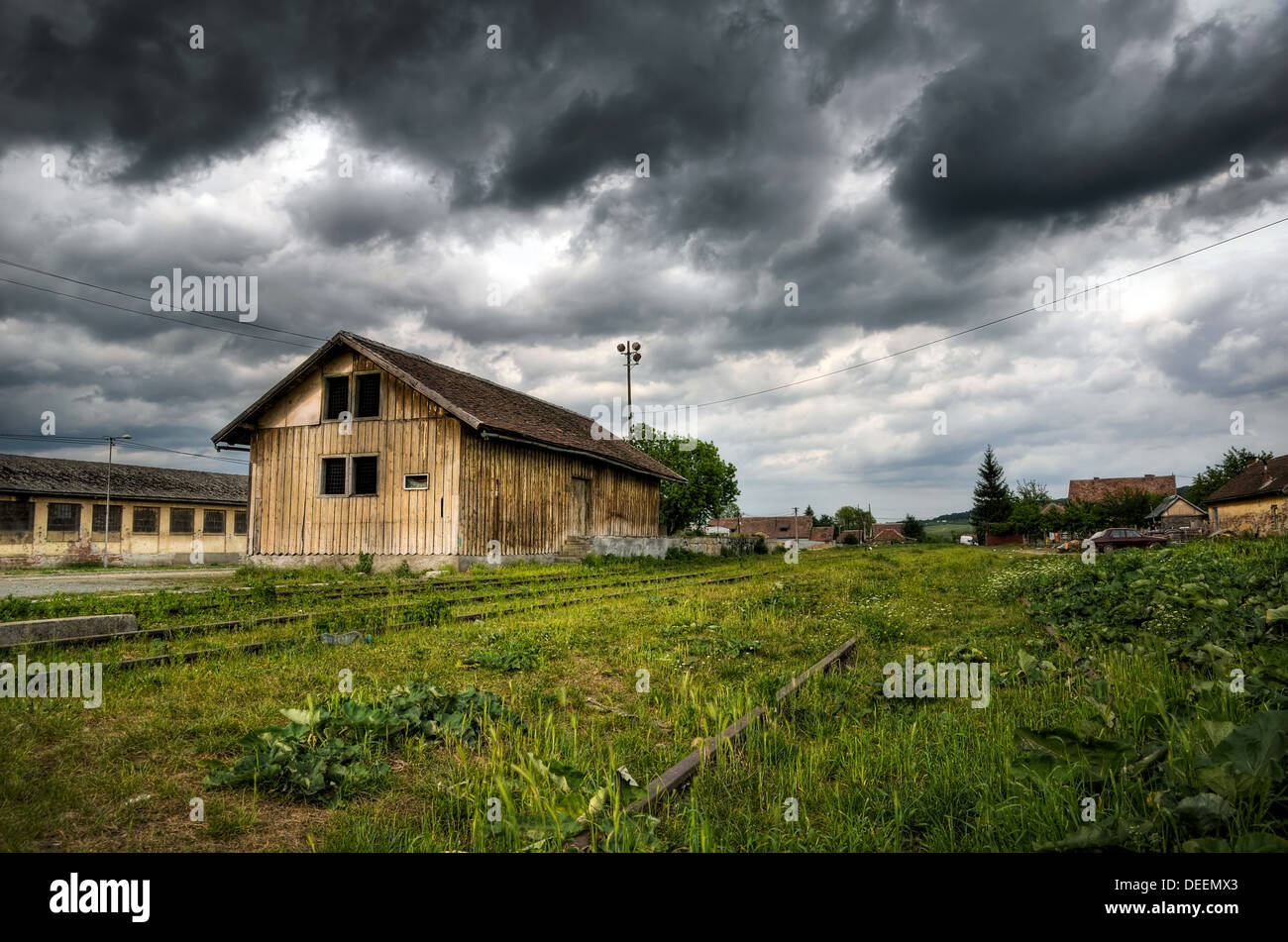 Antigua estación del ferrocarril de madera con espectaculares cielo en Transilvania, Rumania Foto de stock
