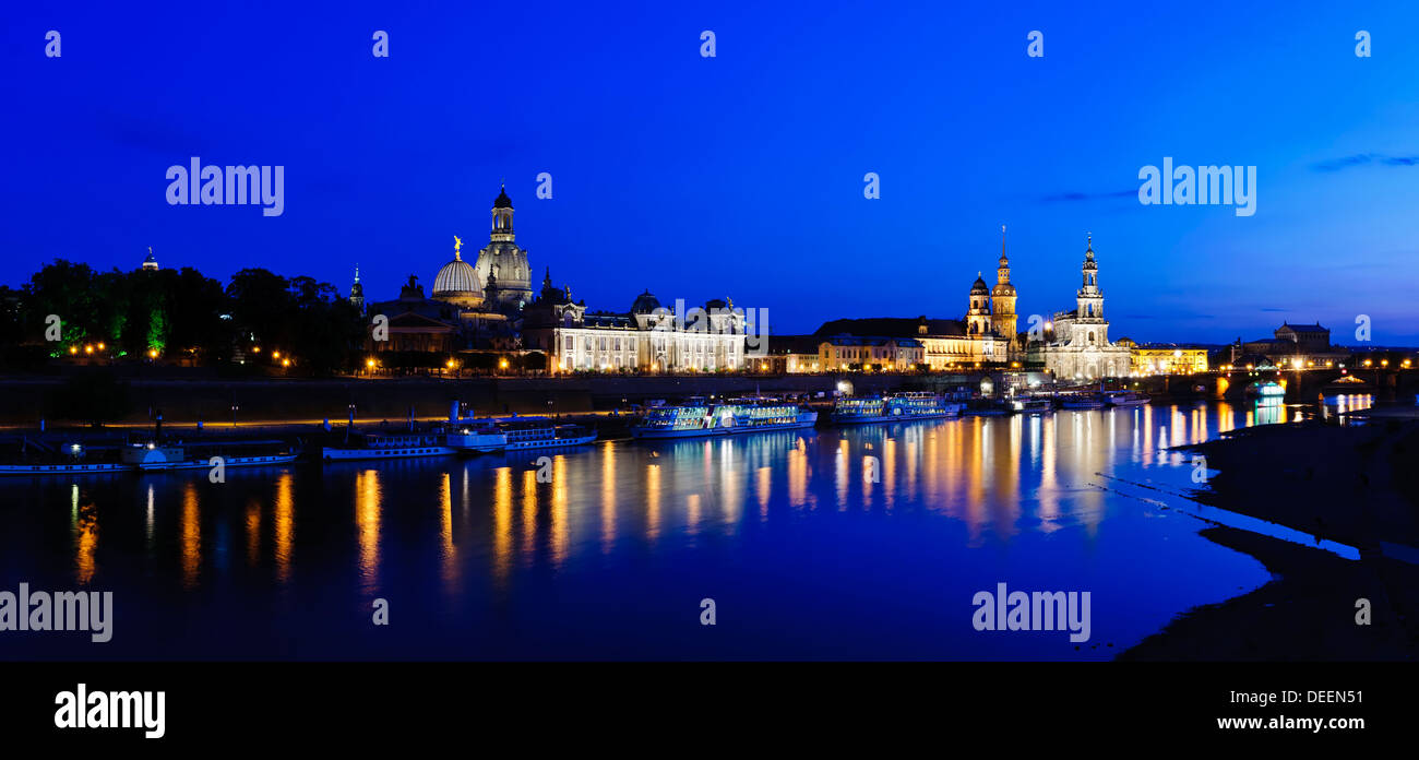Panorama Dresden en Alemania, en la noche Foto de stock