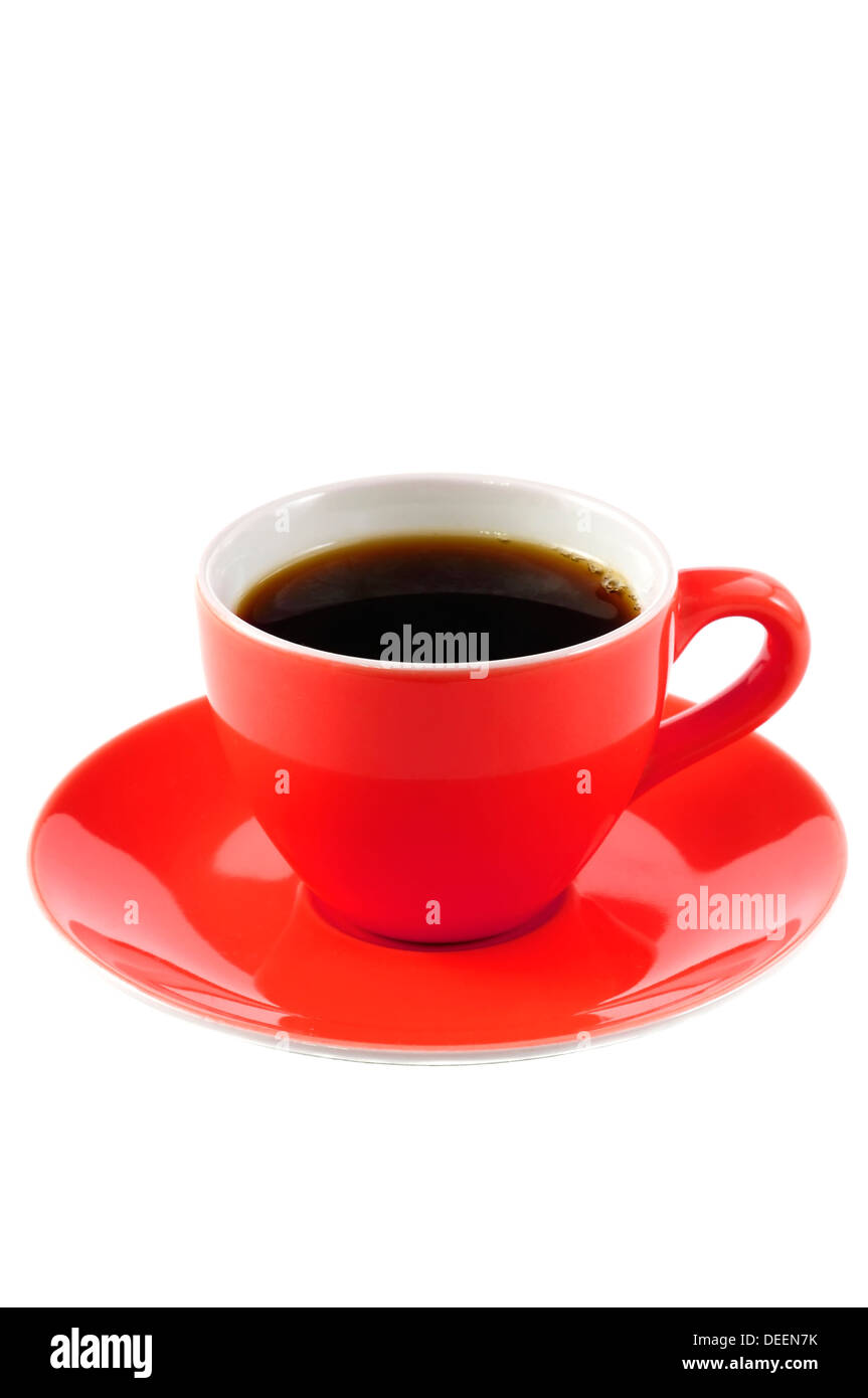 Taza de café rojo aislado sobre un fondo blanco. Foto de stock