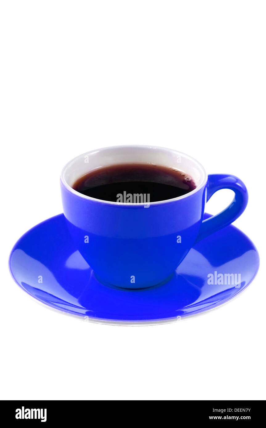 Taza de café azul aislado sobre un fondo blanco. Foto de stock